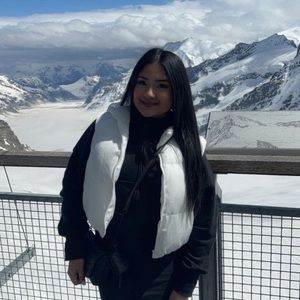 Meet your Posher, Briana